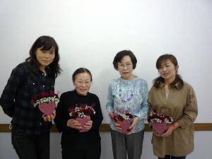 4人